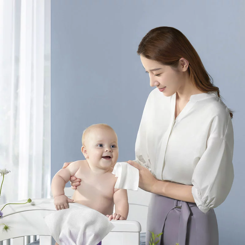 Tisu basah air untuk bayi